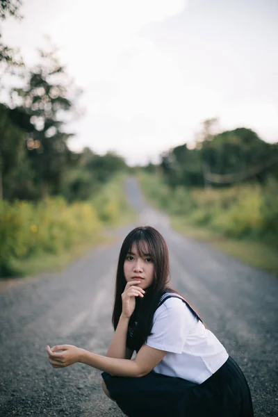 Retrato de asiático japonês escola menina traje olhando para parque ao ar livre filme vintage estilo — Fotografia de Stock