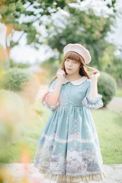 Bahçede lolita moda elbise asyalı kız portresi — Stok fotoğraf