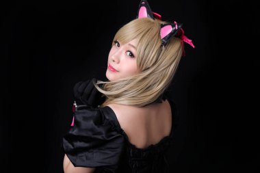 Siyah arka planda izole edilmiş Japon anime kostüm kızı portresi