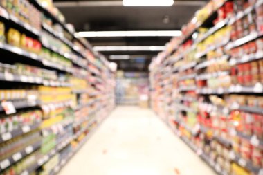 Yeni normal sosyal uzaklıktaki bulanık arkaplan içindeki süper market