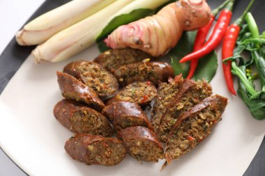 Kuzey Tayland yemekleri, Kuzey Tayland baharatlı sosisleri beyaz arka planda izole edilmiş sokak yemekleri.