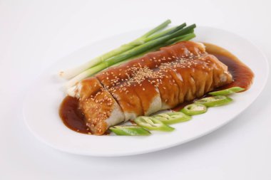 Yumurtalı dürüm olarak da bilinen yerel Tayland yemekleri beyaz arka planda izole edilmiştir.