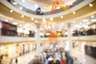 Yeni normal sosyal uzaklıktaki bulanık arkaplan içindeki süper market