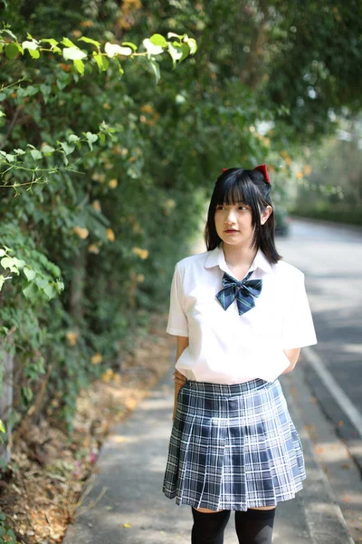 Asyalı Liseli Kız Ağaç Geçmişi Olan Bir Şehirde Yürüyor Arıyor — Stok fotoğraf