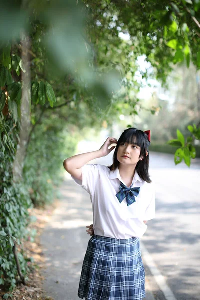 Asiática Escuela Chica Caminar Buscando Urbano Ciudad Con Árbol Fondo — Foto de Stock