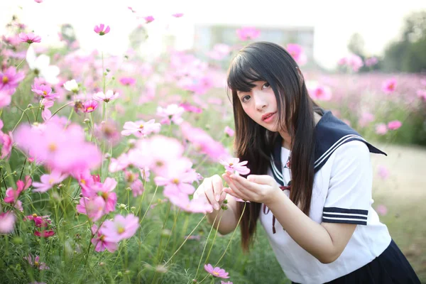 Portrait Uniforme Écolière Japonaise Avec Fleur Cosmos Rose — Photo