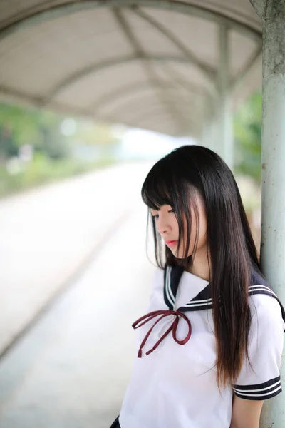Aziatische School Meisje Zitten Met Outdoor Achtergrond — Stockfoto