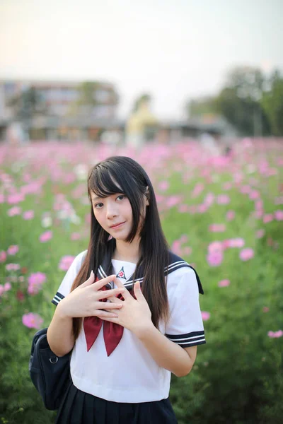 Retrato Uniforme Niña Escuela Japonesa Con Flor Cosmos Rosa — Foto de Stock