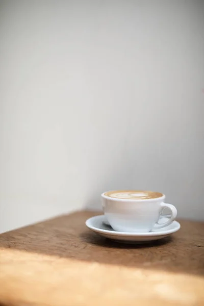 Kahve Dükkanının Ahşap Masasındaki Sütten Yapılmış Kapuçino Latte Sanat Kahvesi — Stok fotoğraf