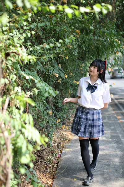 Asiatico Scuola Ragazza Piedi Guardando Urbano Città Con Albero Sfondo — Foto Stock