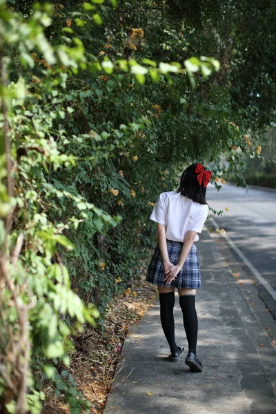 Asiática Escuela Chica Caminar Buscando Urbano Ciudad Con Árbol Fondo —  Fotos de Stock
