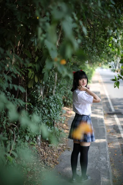 Ázsiai Iskolás Lány Séta Keres Városi Város Háttér — Stock Fotó