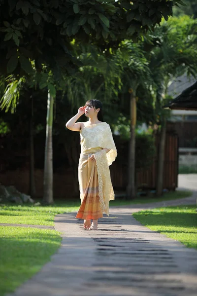 Porträt Einer Thailänderin Mit Traditioneller Thailändischer Kleidung Die Vor Tempelhintergrund — Stockfoto