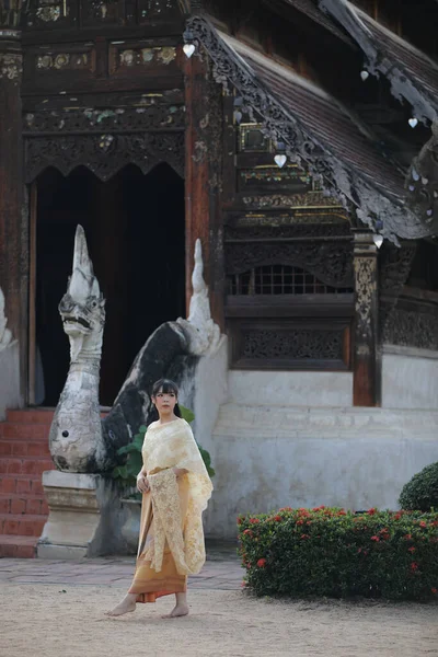 Ritratto Donna Tailandese Con Abito Tradizionale Tailandese Che Cammina Con — Foto Stock