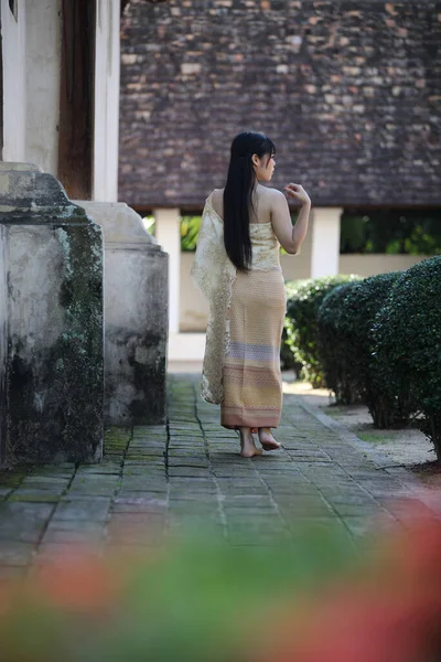 Porträt Einer Thailänderin Mit Traditioneller Thailändischer Kleidung Die Vor Tempelhintergrund — Stockfoto