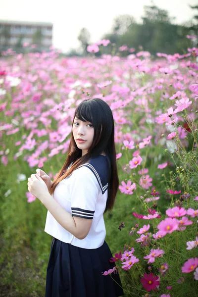 Portrait Uniforme Écolière Japonaise Avec Fleur Cosmos Rose — Photo