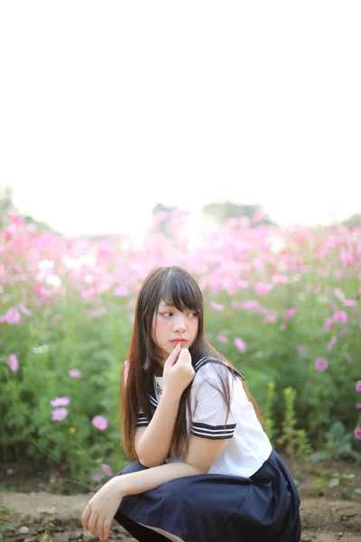 Portrait Uniforme Écolière Japonaise Avec Fleur Cosmos Rose — Photo