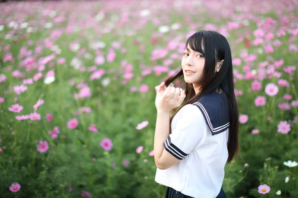 Πορτρέτο Της Ιαπωνικής Στολή Κορίτσι Σχολείο Ροζ Λουλούδι Σύμπαν — Φωτογραφία Αρχείου