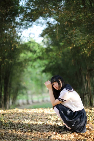 Portrét Krásné Asijské Japonky Střední Škola Dívka Uniforma Hledá Bambusové — Stock fotografie