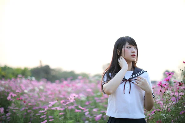 Portrait Uniforme Écolière Japonaise Avec Fleur Cosmos Rose — Photo