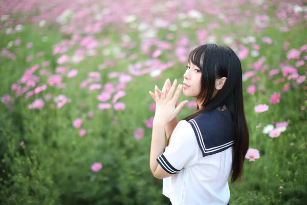 Portrait Uniforme Écolière Japonaise Avec Fleur Cosmos Rose — Photo