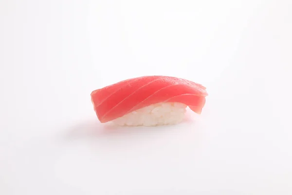 Ton Balığı Suşisi Beyaz Arka Planda Izole Edilmiş Japon Yemekleri — Stok fotoğraf