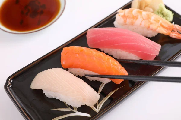 Sushi Set Japanisches Essen Sushi Lachs Thunfisch Garnelen Und Wolfsbarsch — Stockfoto