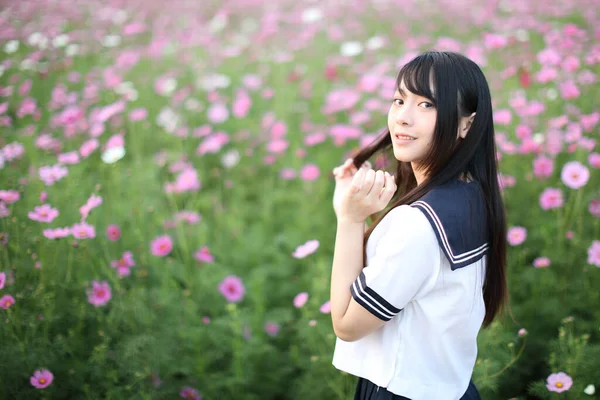 Portret Van Japans Schoolmeisje Uniform Met Roze Kosmos Bloem Stockfoto