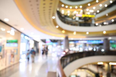 Yeni normal sosyal uzaklıktaki bulanık arkaplan içindeki süper market