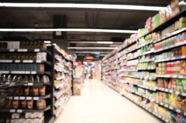 Yeni normal sosyal uzaklıktaki bulanık arkaplan içindeki süper market
