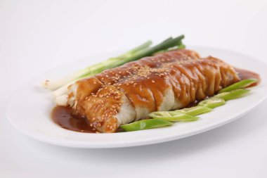 Yumurtalı dürüm olarak da bilinen yerel Tayland yemekleri beyaz arka planda izole edilmiştir.