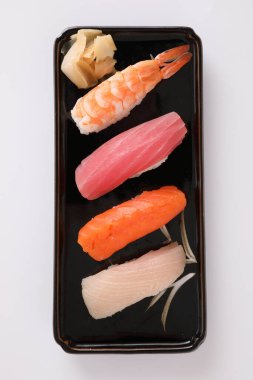Suşi seti, Japon yemeği suşi somon balığı karides ve beyaz arka planda izole edilmiş levrek.