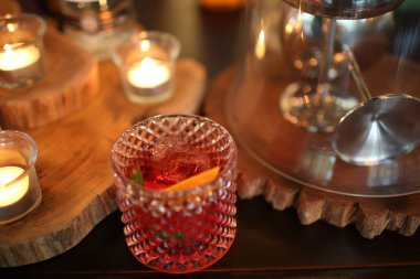 Bardakta kokteyller, köpek tezgahında ya da restoranda.