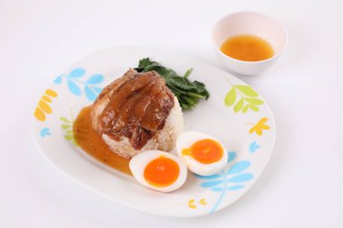 Haşlanmış domuz budu ve pilav. Tayland yemekleri. Beyaz arka planda izole edilmiş.