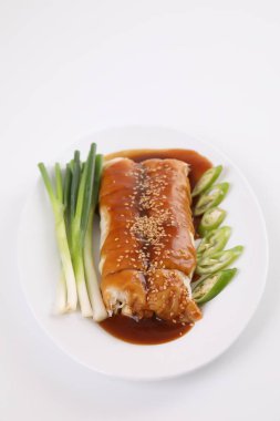 Yumurtalı dürüm olarak da bilinen yerel Tayland yemekleri beyaz arka planda izole edilmiştir.