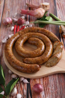 Kuzey Tayland yemekleri, Kuzey Tayland baharatlı sosisleri beyaz arka planda izole edilmiş sokak yemekleri.