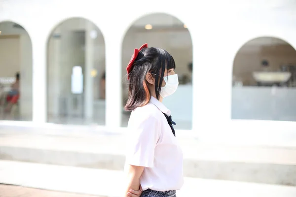 Ázsiai Iskolás Lány Maszk Városi Város Háttér — Stock Fotó