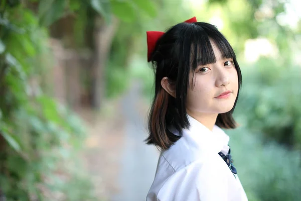 Asiatico Scuola Ragazza Piedi Guardando Urbano Città Con Albero Sfondo — Foto Stock