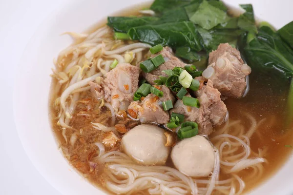 Comida Tailandesa Local Fideos Con Bola Carne Cerdo Aislados Fondo —  Fotos de Stock