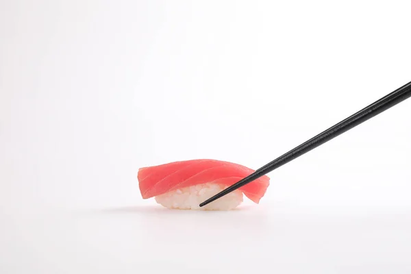 Тунець Суші Паличками Їжі Японська Їжа Ізольована Білому Тлі — стокове фото