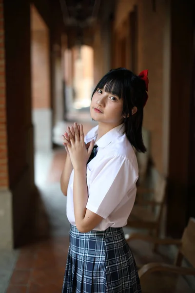 Asyalı Liseli Kız Yürüyor Şehir Merkezine Bakıyor — Stok fotoğraf