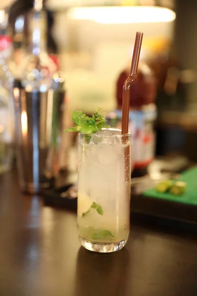 Cócteles Vasos Mostrador Del Bar Cachorro Restaurante — Foto de Stock