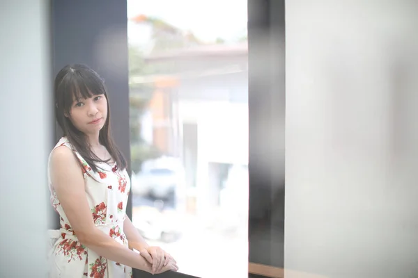 Retrato Mujer Joven Que Busca Cafetería Estilo Vida Moderno — Foto de Stock