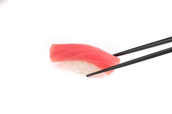 Tonijn Sushi Met Stokjes Japans Eten Geïsoleerd Witte Achtergrond — Stockfoto