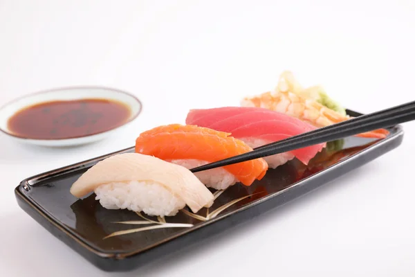 寿司套餐 日本菜寿司 虾仁和鲈鱼 背景为白色 用筷子隔开 — 图库照片