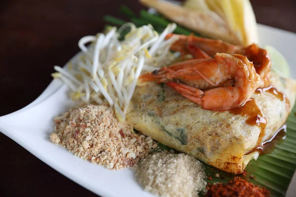 Lokal Thai Makanan Pad Thai Goreng Mie Dengan Udang — Stok Foto