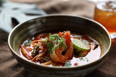 Tom Yum çorbası, Tayland geleneksel baharatlı karides çorbası. 