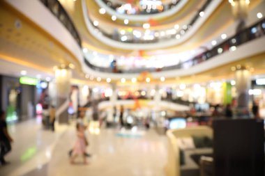 Yeni normal sosyal uzaklıktaki bulanık arkaplan içindeki süper market