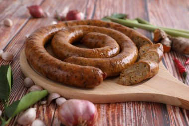 Kuzey Tayland yemekleri, Kuzey Tayland baharatlı sosisleri beyaz arka planda izole edilmiş sokak yemekleri.