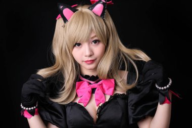 Siyah arka planda izole edilmiş Japon anime kostüm kızı portresi